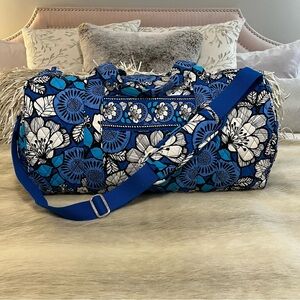 VERA BRADLEY Blue Bayou Bandolier 2011 Round L Sport Duffle Bag Hawaiian Floral
